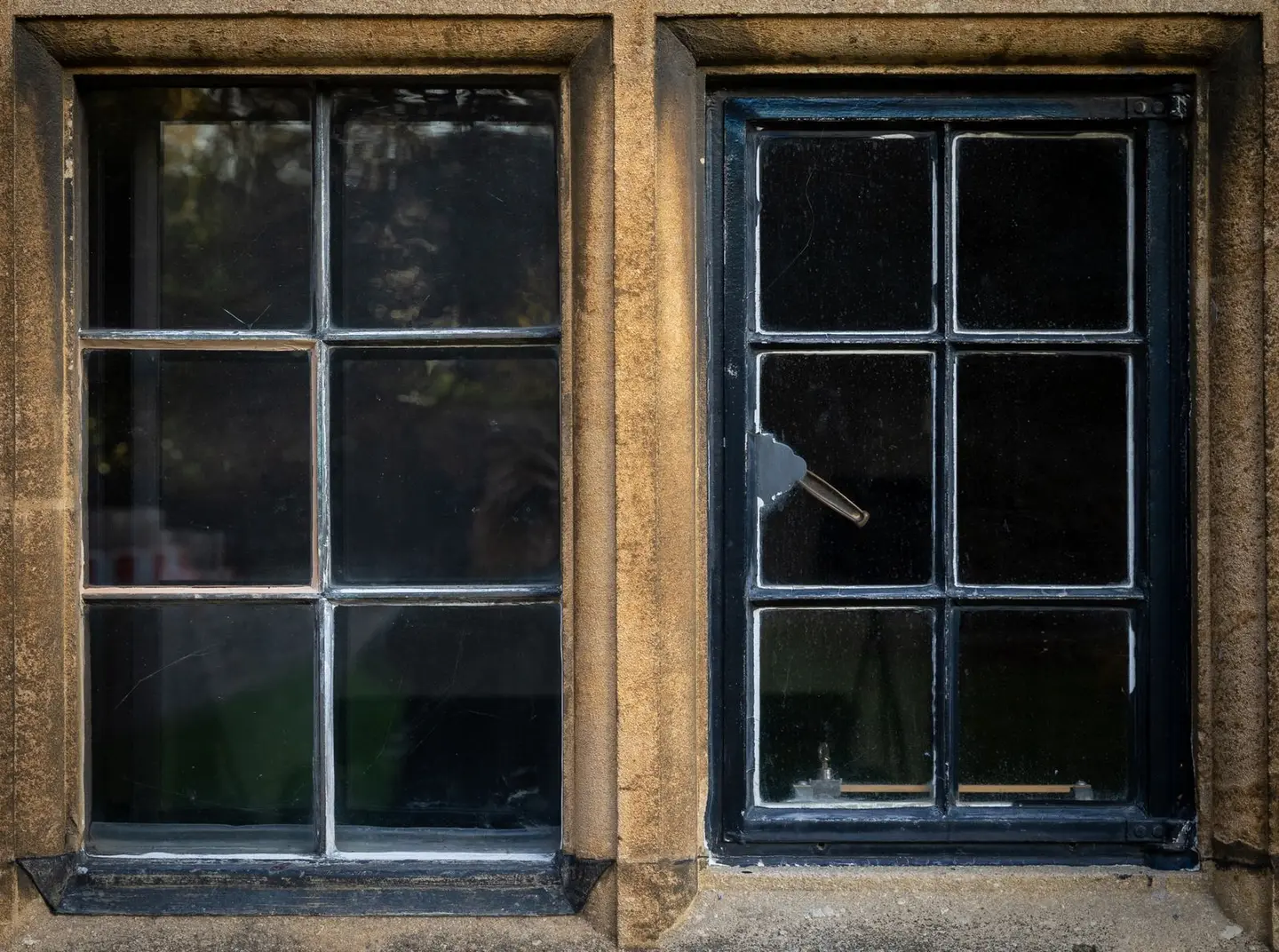 Old casement windows in Oxford capture historic architecture details.
